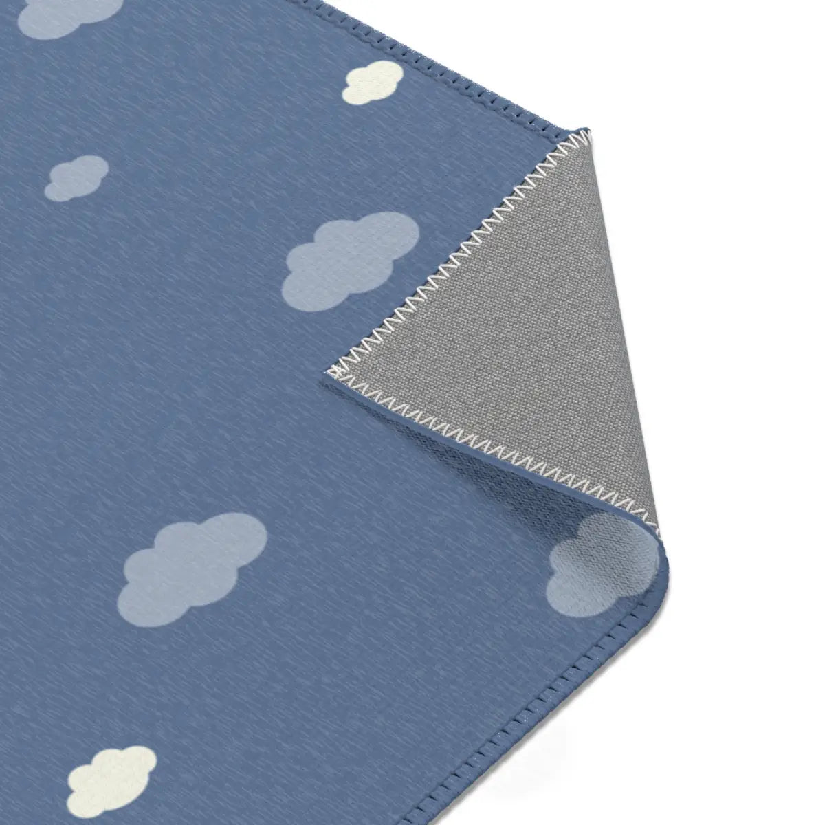Kinderteppich "Samu Schäfchen" von spielzwerg. Nahaufnahme umgeklappte Ecke. RUG-00148-XL, RUG-00148-L.