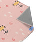 Kinderteppich „Blumige Dinos“ von spielzwerg. Nahaufnahme umgeklappte Ecke. RUG-00157-XL, RUG-00157-L.