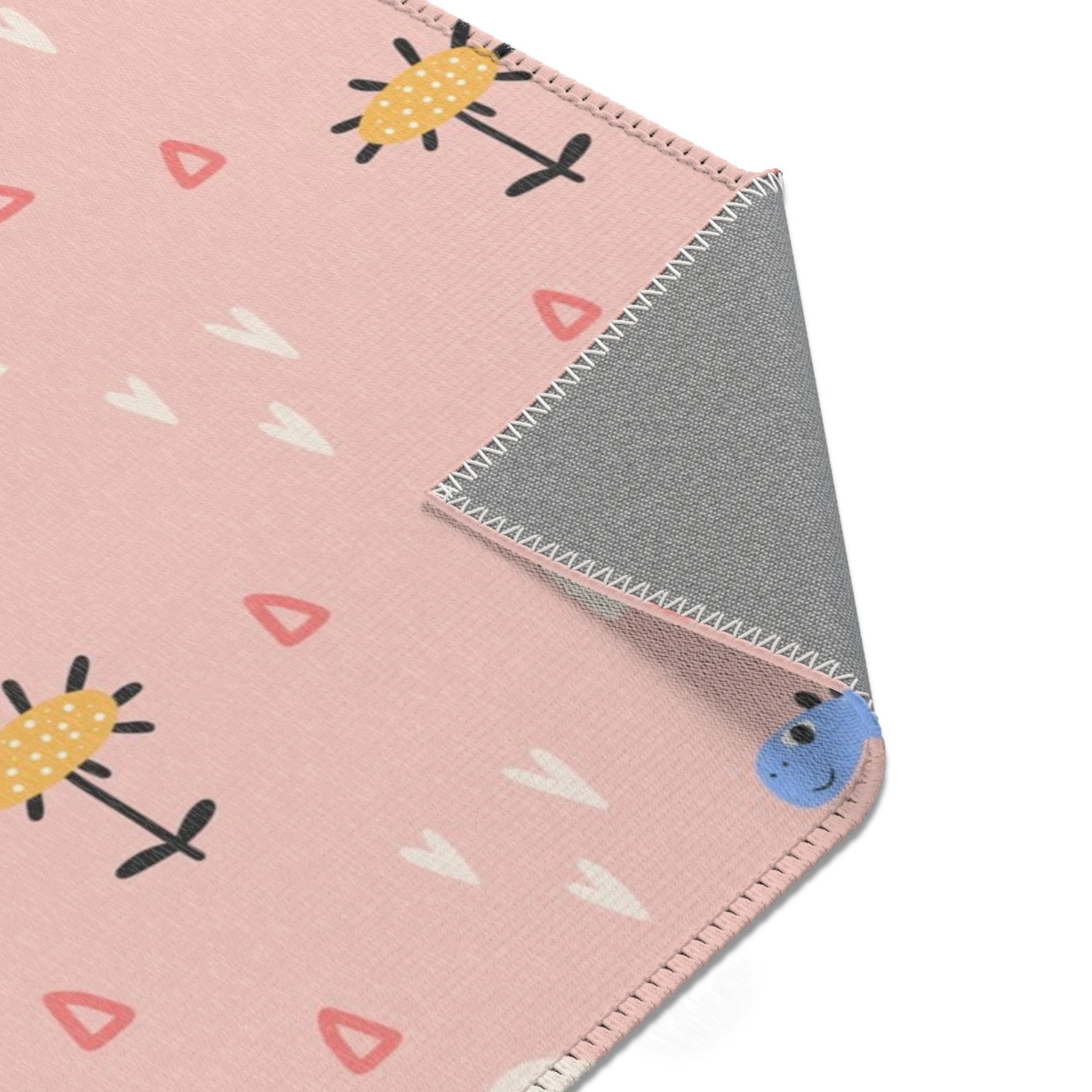 Kinderteppich „Blumige Dinos“ von spielzwerg. Nahaufnahme umgeklappte Ecke. RUG-00157-XL, RUG-00157-L.