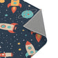 Kinderteppich „Weltraumchaos“ von spielzwerg. Nahaufnahme umgeklappte Ecke. RUG-00155-XL, RUG-00155-L.