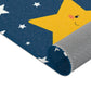 Kinderteppich „Süße Sterne“ von spielzwerg. Nahaufnahme gerollt. RUG-00158-XL, RUG-00158-L.