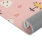 Kinderteppich „Blumige Dinos“ von spielzwerg. Nahaufnahme gerollt. RUG-00157-XL, RUG-00157-L.