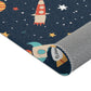 Kinderteppich „Weltraumchaos“ von spielzwerg. Nahaufnahme gerollt. RUG-00155-XL, RUG-00155-L.