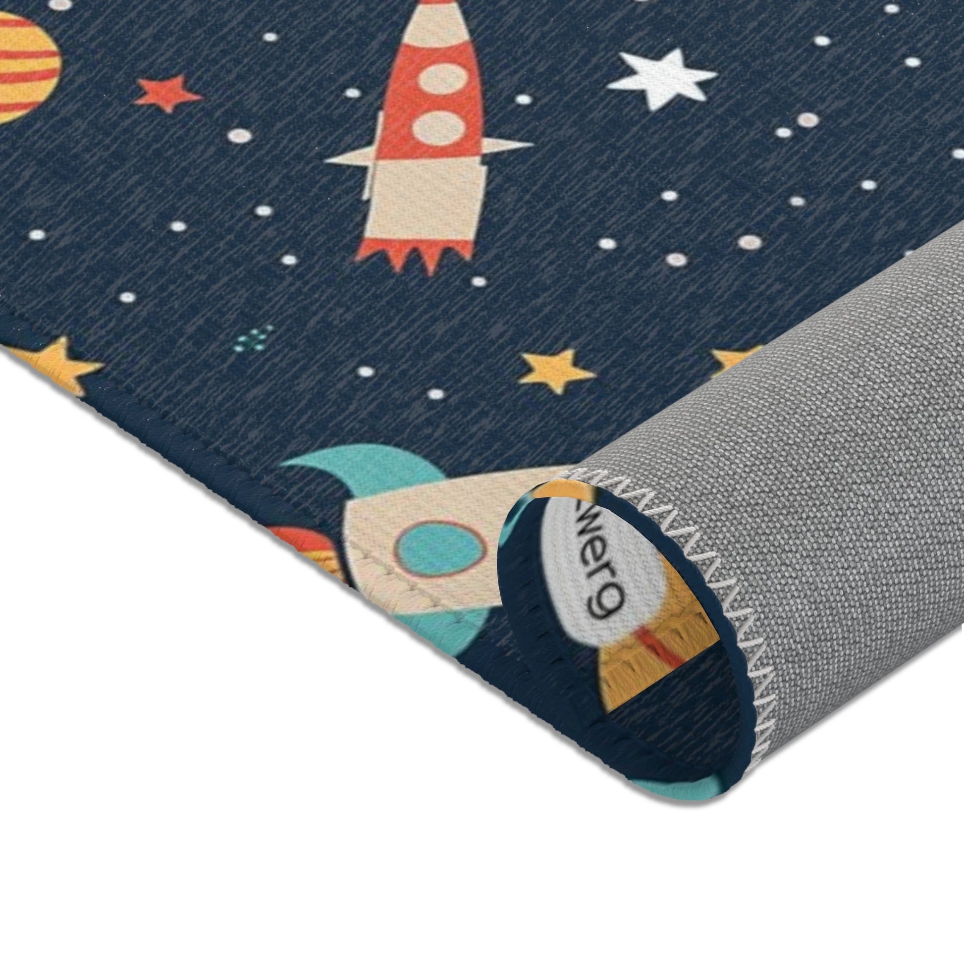 Kinderteppich „Weltraumchaos“ von spielzwerg. Nahaufnahme gerollt. RUG-00155-XL, RUG-00155-L.