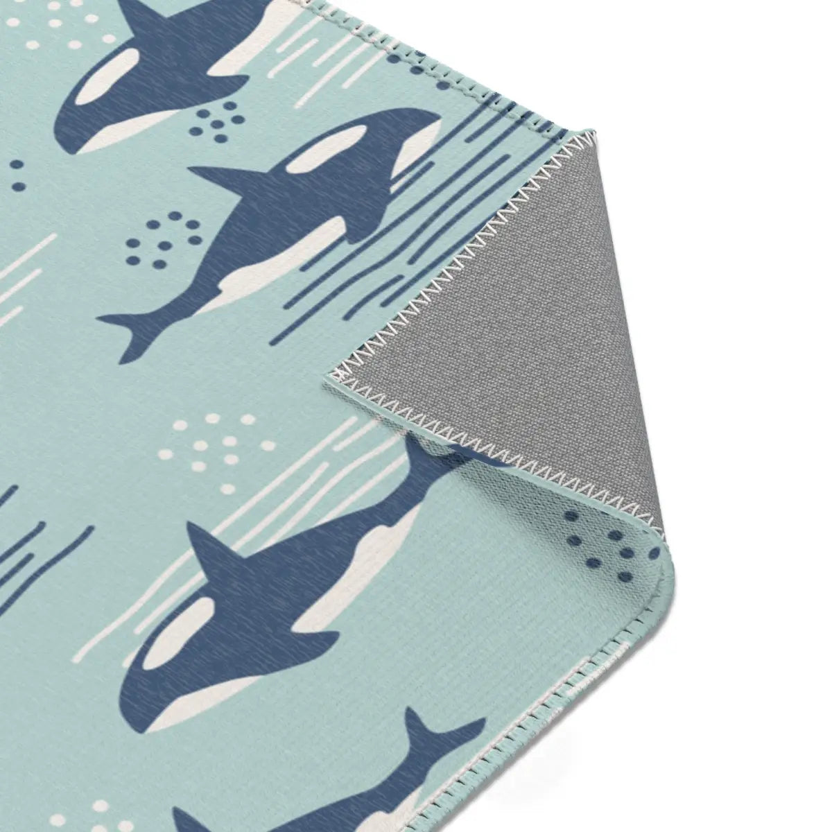 Kinderteppich "Orca Familie" von spielzwerg. Nahaufnahme umgeklappte Ecke. RUG-00102-XL, RUG-00102-L.