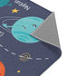 Kinderteppich "Sonnensystem mit Astronauten" von spielzwerg. Nahaufnahme umgeklappte Ecke. RUG-00101-XL, RUG-00101-L.