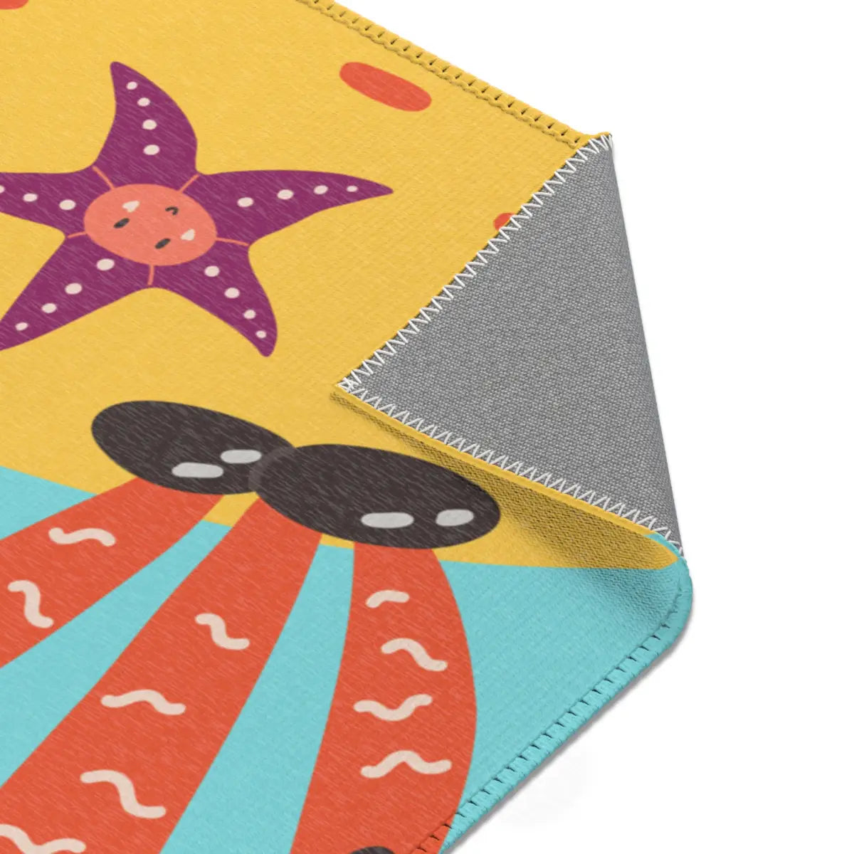 Kinderteppich "Piratenschiff" von spielzwerg. Nahaufnahme umgeklappte Ecke. RUG-00097-XL, RUG-00097-L.