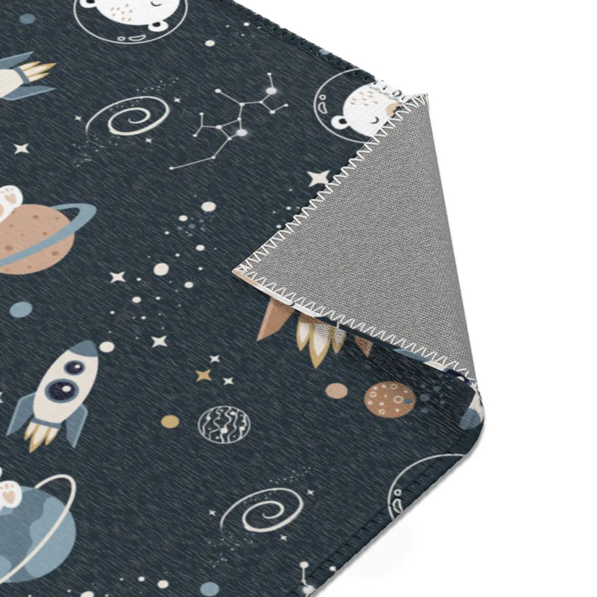 Kinderteppich "Weltraumbären" von spielzwerg. Nahaufnahme umgeklappte Ecke. RUG-00136-XL, RUG-00136-L.