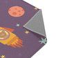 Kinderteppich "Tierische Weltalltouristen" von spielzwerg. Nahaufnahme umgeklappte Ecke. RUG-00100-XL, RUG-00100-L.