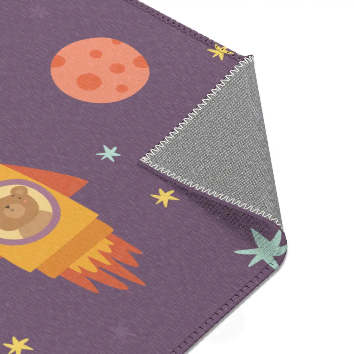 Kinderteppich "Tierische Weltalltouristen" von spielzwerg. Nahaufnahme umgeklappte Ecke. RUG-00100-XL, RUG-00100-L.