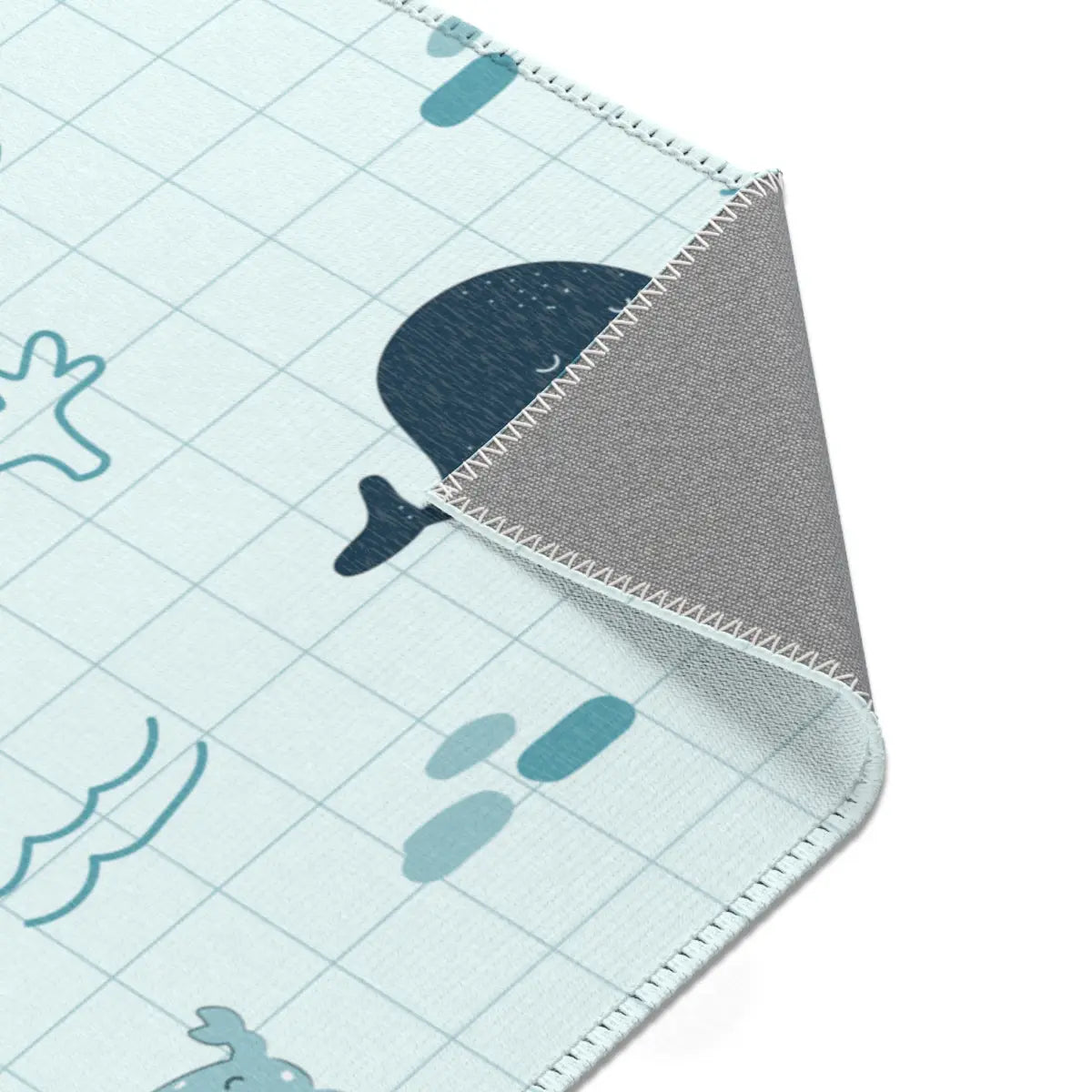 Kinderteppich "Karo Wale" von spielzwerg. Nahaufnahme umgeklappte Ecke. RUG-00139-XL, RUG-00139-L.