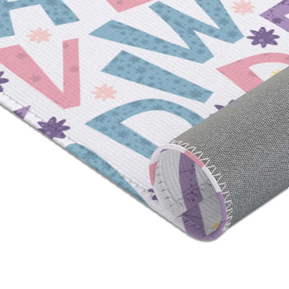 Kinderteppich "Buchstabensalat" von spielzwerg. Nahaufnahme gerollt. RUG-00115-XL, RUG-00115-L.