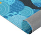 Kinderteppich "Hafenchaos" von spielzwerg. Nahaufnahme gerollt. RUG-00103-XL, RUG-00103-L.