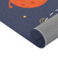Kinderteppich "Sonnensystem mit Astronauten" von spielzwerg. Nahaufnahme gerollt. RUG-00101-XL, RUG-00101-L.