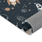 Kinderteppich "Weltraumbären" von spielzwerg. Nahaufnahme gerollt. RUG-00136-XL, RUG-00136-L.