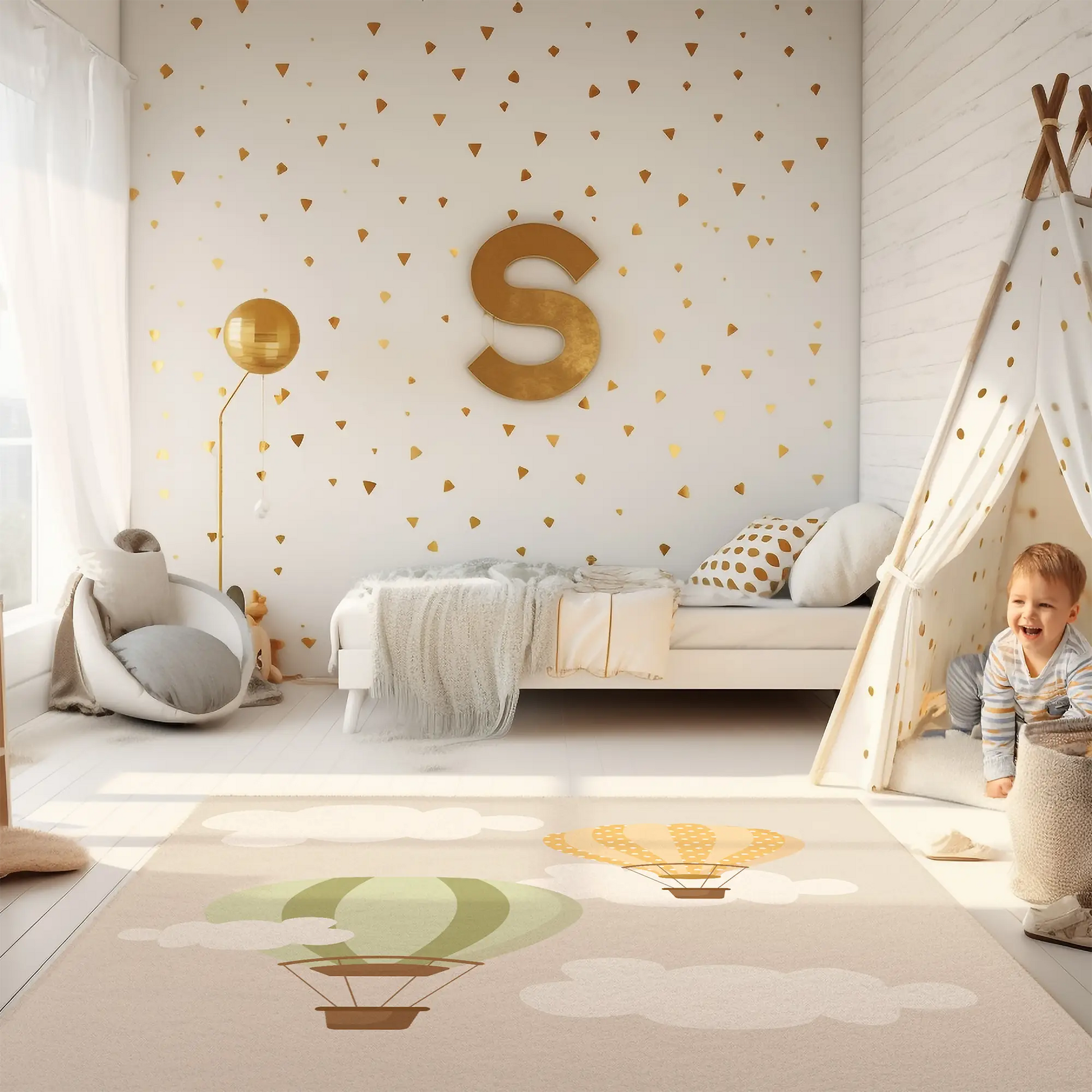 Kinderteppich "Heißluftballons" von spielzwerg. Ambientebild von einem hellen Kinderzimmer mit weißem Holzboden und weißen Wänden, dekoriert mit goldenen Dreiecken und einem großen goldenen Buchstaben 'S'. Links steht ein gemütlicher Sessel mit Kissen und Decke, daneben eine goldene Stehlampe. In der Mitte liegt der Teppich. Rechts sitzt ein lachender Junge in einem weißen Spielzelt mit goldenen Punkten. Im Hintergrund ein schlichtes Bett mit weißer Decke und goldenen Akzenten. RUG-00166-XL, RUG-00166-L.