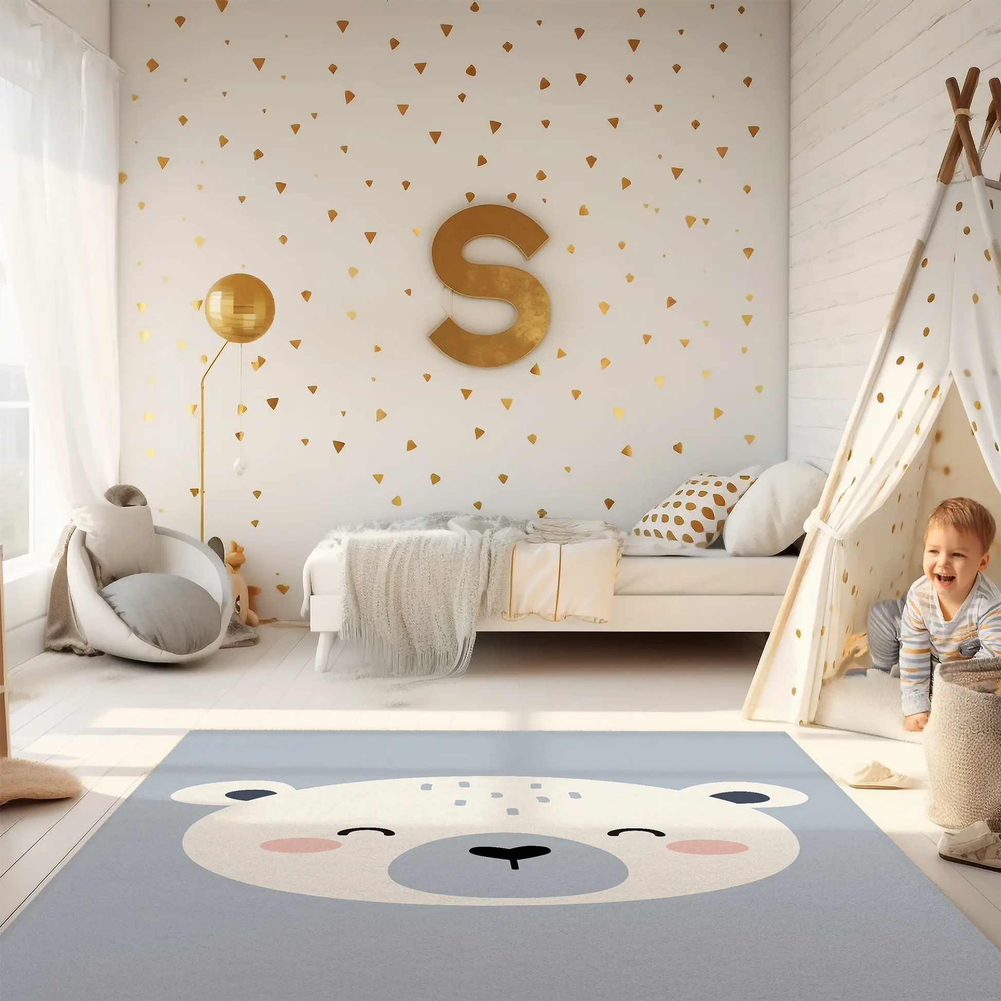 Kinderteppich "Knuffiger Eisbär" von spielzwerg. Ambientebild von einem hellen Kinderzimmer mit weißem Holzboden und weißen Wänden, dekoriert mit goldenen Dreiecken und einem großen goldenen Buchstaben 'S'. Links steht ein gemütlicher Sessel mit Kissen und Decke, daneben eine goldene Stehlampe. In der Mitte liegt der Teppich. Rechts sitzt ein lachender Junge in einem weißen Spielzelt mit goldenen Punkten. Im Hintergrund ein schlichtes Bett mit weißer Decke und goldenen Akzenten. RUG-00153-XL, RUG-00153-L.