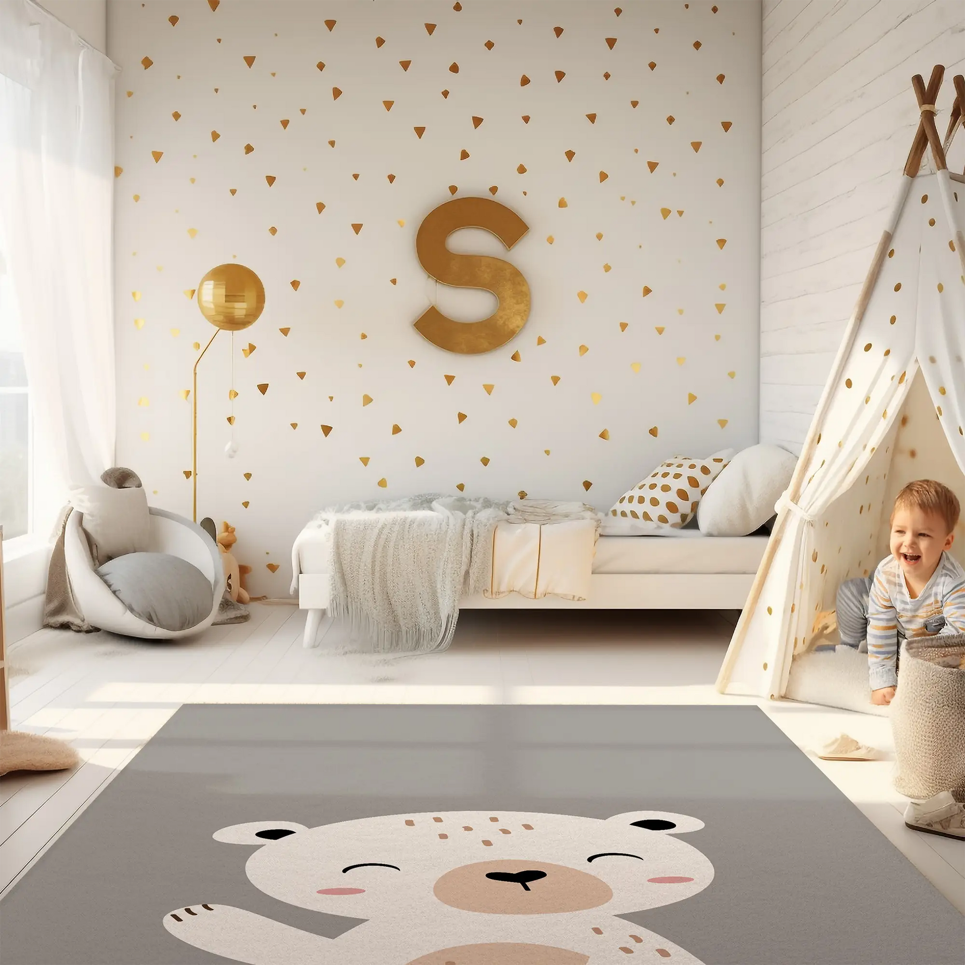 Kinderteppich "Eli Eisbär" von spielzwerg. Ambientebild von einem hellen Kinderzimmer mit weißem Holzboden und weißen Wänden, dekoriert mit goldenen Dreiecken und einem großen goldenen Buchstaben 'S'. Links steht ein gemütlicher Sessel mit Kissen und Decke, daneben eine goldene Stehlampe. In der Mitte liegt der Teppich. Rechts sitzt ein lachender Junge in einem weißen Spielzelt mit goldenen Punkten. Im Hintergrund ein schlichtes Bett mit weißer Decke und goldenen Akzenten. RUG-00123-XL, RUG-00123-L.