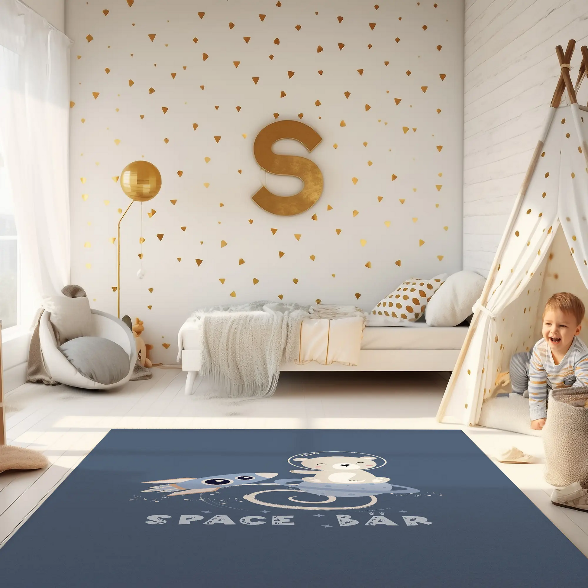 Kinderteppich "Space Bär" von spielzwerg. Ambientebild von einem hellen Kinderzimmer mit weißem Holzboden und weißen Wänden, dekoriert mit goldenen Dreiecken und einem großen goldenen Buchstaben 'S'. Links steht ein gemütlicher Sessel mit Kissen und Decke, daneben eine goldene Stehlampe. In der Mitte liegt der Teppich. Rechts sitzt ein lachender Junge in einem weißen Spielzelt mit goldenen Punkten. Im Hintergrund ein schlichtes Bett mit weißer Decke und goldenen Akzenten. RUG-00048-XL, RUG-00048-L.