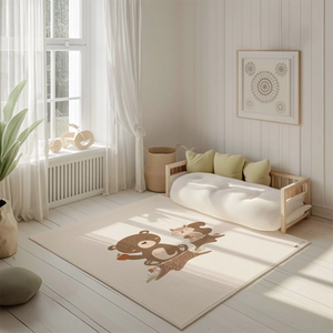 Kinderteppich "Bär und Hörnchen" von spielzwerg. Ambientebild von einem hellen, freundlichen Kinderzimmer mit weißen Holzwänden und hellem Holzboden. In der Ecke steht ein niedriges Holzbett mit weißen Decken und hellgrünen Kissen. Davor liegt der Teppich. Links steht ein kleines Holzspielzeugrad am Fenster mit weißen Vorhängen. An der Wand hängt ein gerahmtes Bild mit einem dezenten, kreisförmigen Muster. RUG-00086-XL, RUG-00086-L.
