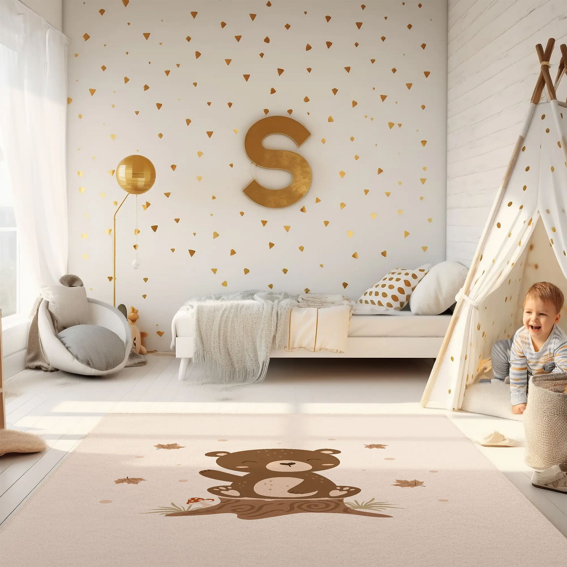 Kinderteppich "Benno Bär" von spielzwerg. Ambientebild von einem hellen Kinderzimmer mit weißem Holzboden und weißen Wänden, dekoriert mit goldenen Dreiecken und einem großen goldenen Buchstaben 'S'. Links steht ein gemütlicher Sessel mit Kissen und Decke, daneben eine goldene Stehlampe. In der Mitte liegt der Teppich. Rechts sitzt ein lachender Junge in einem weißen Spielzelt mit goldenen Punkten. Im Hintergrund ein schlichtes Bett mit weißer Decke und goldenen Akzenten. RUG-00085-XL, RUG-00085-L.