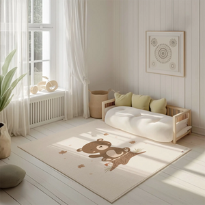 Kinderteppich "Benno Bär" von spielzwerg. Ambientebild von einem hellen, freundlichen Kinderzimmer mit weißen Holzwänden und hellem Holzboden. In der Ecke steht ein niedriges Holzbett mit weißen Decken und hellgrünen Kissen. Davor liegt der Teppich. Links steht ein kleines Holzspielzeugrad am Fenster mit weißen Vorhängen. An der Wand hängt ein gerahmtes Bild mit einem dezenten, kreisförmigen Muster. RUG-00085-XL, RUG-00085-L.