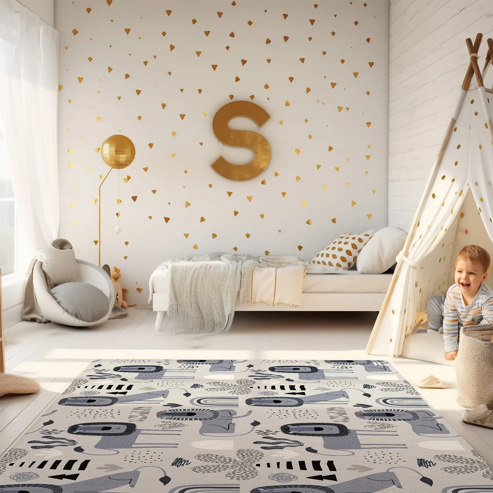 Kinderteppich "Löwenrudel" von spielzwerg. Ambientebild von einem hellen Kinderzimmer mit weißem Holzboden und weißen Wänden, dekoriert mit goldenen Dreiecken und einem großen goldenen Buchstaben 'S'. Links steht ein gemütlicher Sessel mit Kissen und Decke, daneben eine goldene Stehlampe. In der Mitte liegt der Teppich. Rechts sitzt ein lachender Junge in einem weißen Spielzelt mit goldenen Punkten. Im Hintergrund ein schlichtes Bett mit weißer Decke und goldenen Akzenten. RUG-00083-XL, RUG-00083-L.