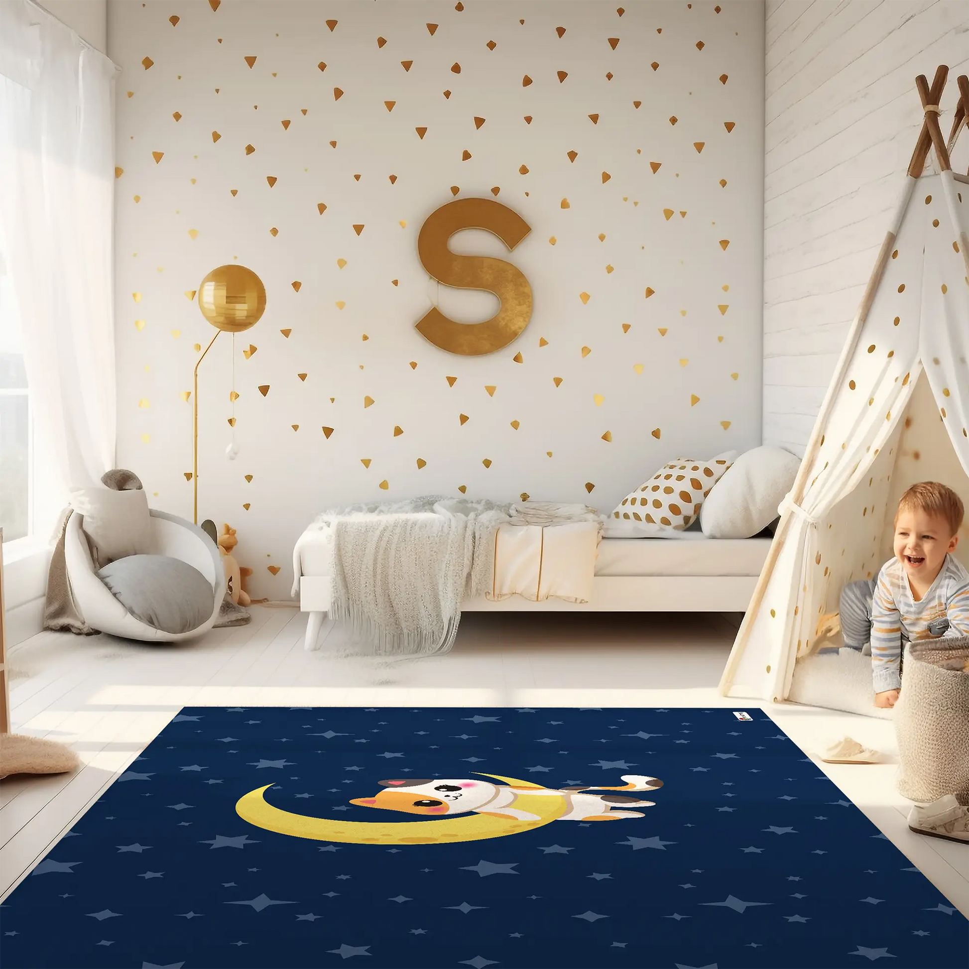 Kinderteppich "Kim Katze" von spielzwerg. Ambientebild von einem hellen Kinderzimmer mit weißem Holzboden und weißen Wänden, dekoriert mit goldenen Dreiecken und einem großen goldenen Buchstaben 'S'. Links steht ein gemütlicher Sessel mit Kissen und Decke, daneben eine goldene Stehlampe. In der Mitte liegt der Teppich. Rechts sitzt ein lachender Junge in einem weißen Spielzelt mit goldenen Punkten. Im Hintergrund ein schlichtes Bett mit weißer Decke und goldenen Akzenten. RUG-00144-XL, RUG-00144-L.