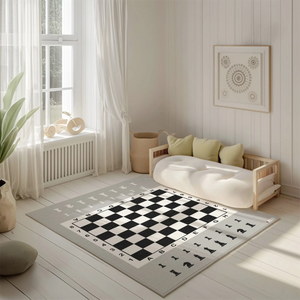 Spielteppich "Schach" von spielzwerg. Ambientebild von einem hellen, freundlichen Kinderzimmer mit weißen Holzwänden und hellem Holzboden. In der Ecke steht ein niedriges Holzbett mit weißen Decken und hellgrünen Kissen. Davor liegt der Teppich. Links steht ein kleines Holzspielzeugrad am Fenster mit weißen Vorhängen. An der Wand hängt ein gerahmtes Bild mit einem dezenten, kreisförmigen Muster. RUG-00010-XL, RUG-00010-L.