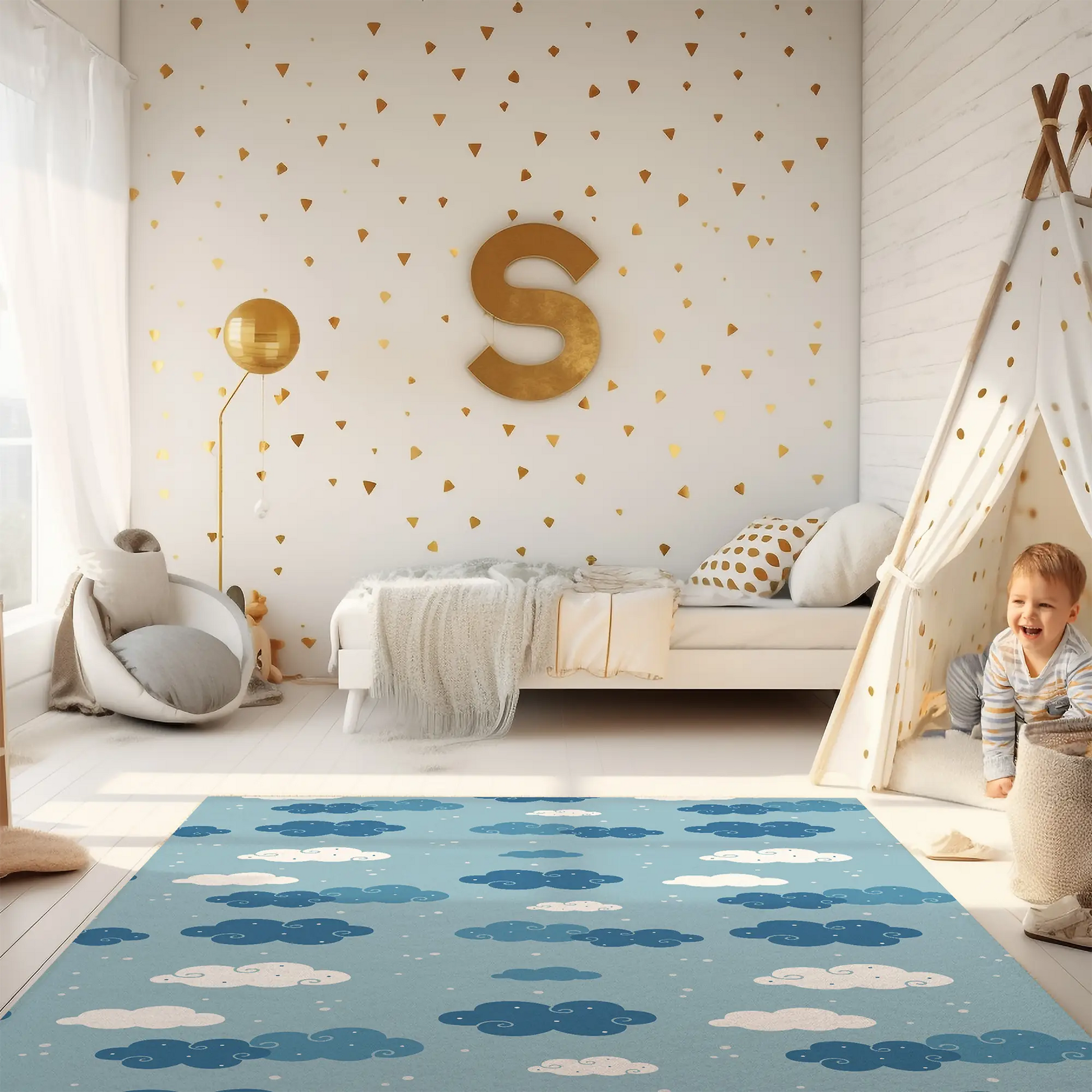 Kinderteppich "Wolkendecke" von spielzwerg. Ambientebild von einem hellen Kinderzimmer mit weißem Holzboden und weißen Wänden, dekoriert mit goldenen Dreiecken und einem großen goldenen Buchstaben 'S'. Links steht ein gemütlicher Sessel mit Kissen und Decke, daneben eine goldene Stehlampe. In der Mitte liegt der Teppich. Rechts sitzt ein lachender Junge in einem weißen Spielzelt mit goldenen Punkten. Im Hintergrund ein schlichtes Bett mit weißer Decke und goldenen Akzenten. RUG-00045-XL, RUG-00045-L.