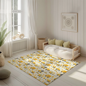 Kinderteppich "Baustellenchaos" von spielzwerg. Ambientebild von einem hellen, freundlichen Kinderzimmer mit weißen Holzwänden und hellem Holzboden. In der Ecke steht ein niedriges Holzbett mit weißen Decken und hellgrünen Kissen. Davor liegt der Teppich. Links steht ein kleines Holzspielzeugrad am Fenster mit weißen Vorhängen. An der Wand hängt ein gerahmtes Bild mit einem dezenten, kreisförmigen Muster. RUG-00069-XL, RUG-00069-L.