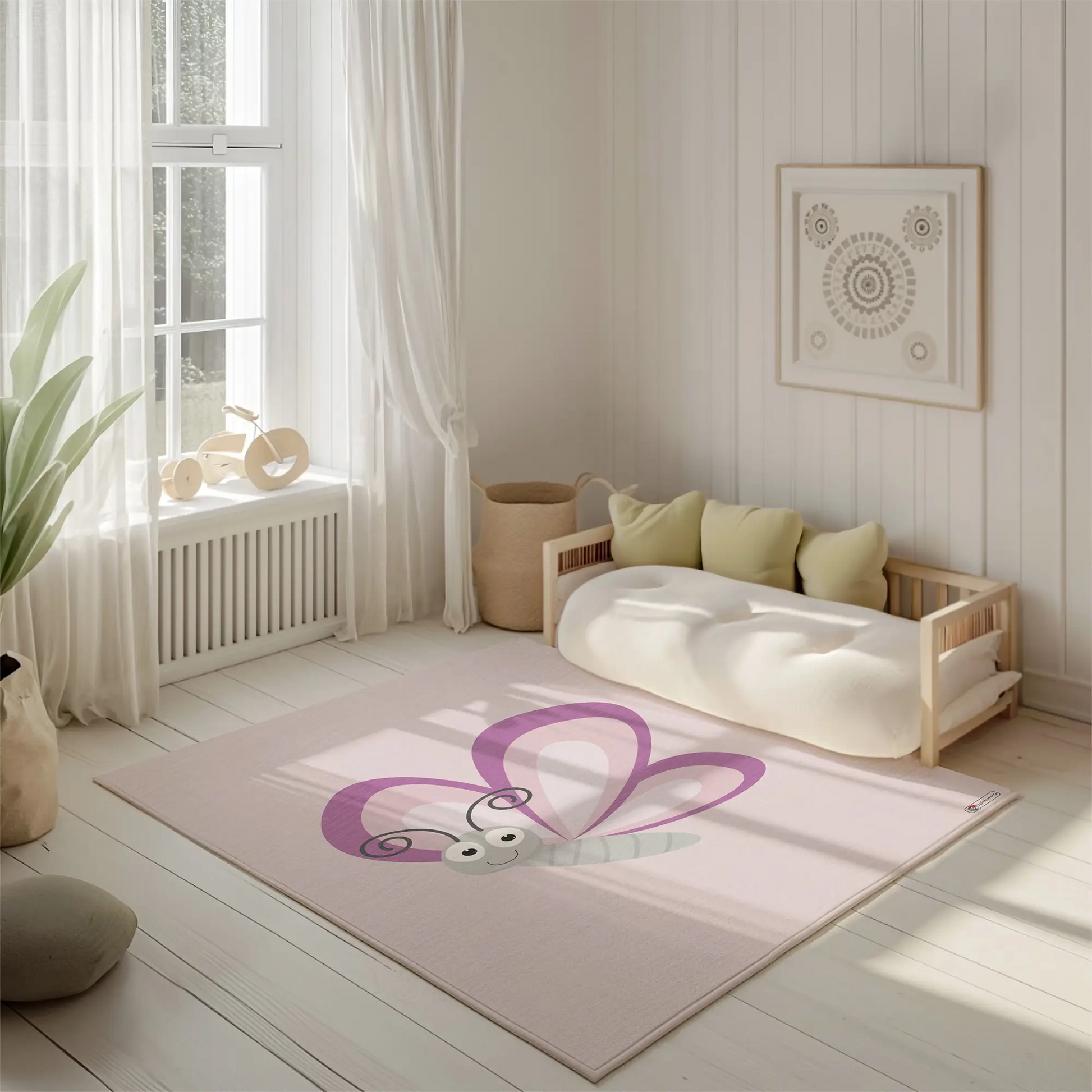 Kinderteppich "Schmetti" von spielzwerg. Ambientebild von einem hellen, freundlichen Kinderzimmer mit weißen Holzwänden und hellem Holzboden. In der Ecke steht ein niedriges Holzbett mit weißen Decken und hellgrünen Kissen. Davor liegt der Teppich. Links steht ein kleines Holzspielzeugrad am Fenster mit weißen Vorhängen. An der Wand hängt ein gerahmtes Bild mit einem dezenten, kreisförmigen Muster. RUG-00064-XL, RUG-00064-L.