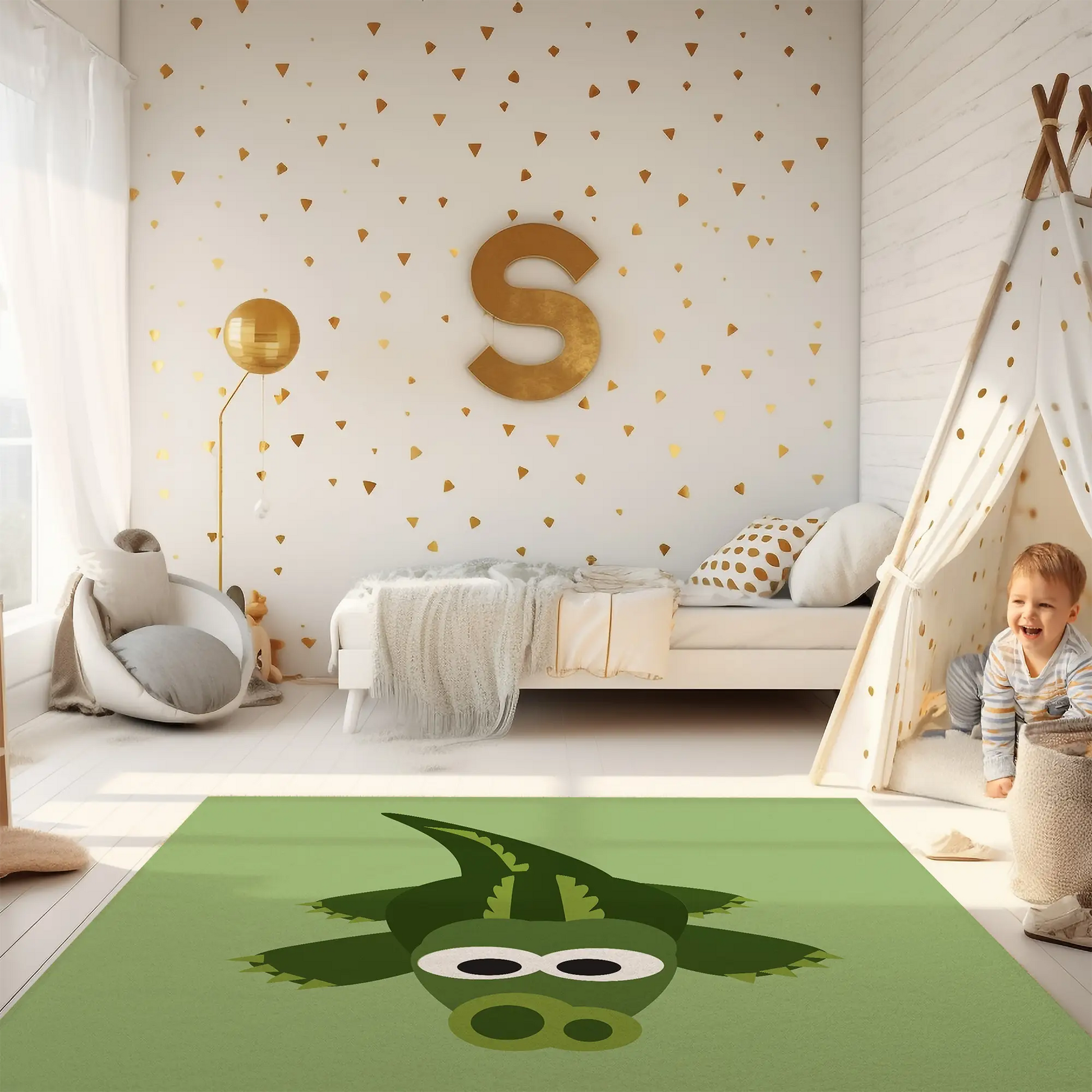 Kinderteppich "Kroko" von spielzwerg. Ambientebild von einem hellen Kinderzimmer mit weißem Holzboden und weißen Wänden, dekoriert mit goldenen Dreiecken und einem großen goldenen Buchstaben 'S'. Links steht ein gemütlicher Sessel mit Kissen und Decke, daneben eine goldene Stehlampe. In der Mitte liegt der Teppich. Rechts sitzt ein lachender Junge in einem weißen Spielzelt mit goldenen Punkten. Im Hintergrund ein schlichtes Bett mit weißer Decke und goldenen Akzenten. RUG-00202-XL, RUG-00202-L.