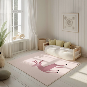Kinderteppich "Frida" von spielzwerg. Ambientebild von einem hellen, freundlichen Kinderzimmer mit weißen Holzwänden und hellem Holzboden. In der Ecke steht ein niedriges Holzbett mit weißen Decken und hellgrünen Kissen. Davor liegt der Teppich. Links steht ein kleines Holzspielzeugrad am Fenster mit weißen Vorhängen. An der Wand hängt ein gerahmtes Bild mit einem dezenten, kreisförmigen Muster. RUG-00062-XL, RUG-00062-L.
