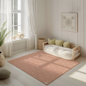 Kinderteppich "Herzchenzauber" von spielzwerg. Ambientebild von einem hellen, freundlichen Kinderzimmer mit weißen Holzwänden und hellem Holzboden. In der Ecke steht ein niedriges Holzbett mit weißen Decken und hellgrünen Kissen. Davor liegt der Teppich. Links steht ein kleines Holzspielzeugrad am Fenster mit weißen Vorhängen. An der Wand hängt ein gerahmtes Bild mit einem dezenten, kreisförmigen Muster. RUG-00127-XL, RUG-00127-L.