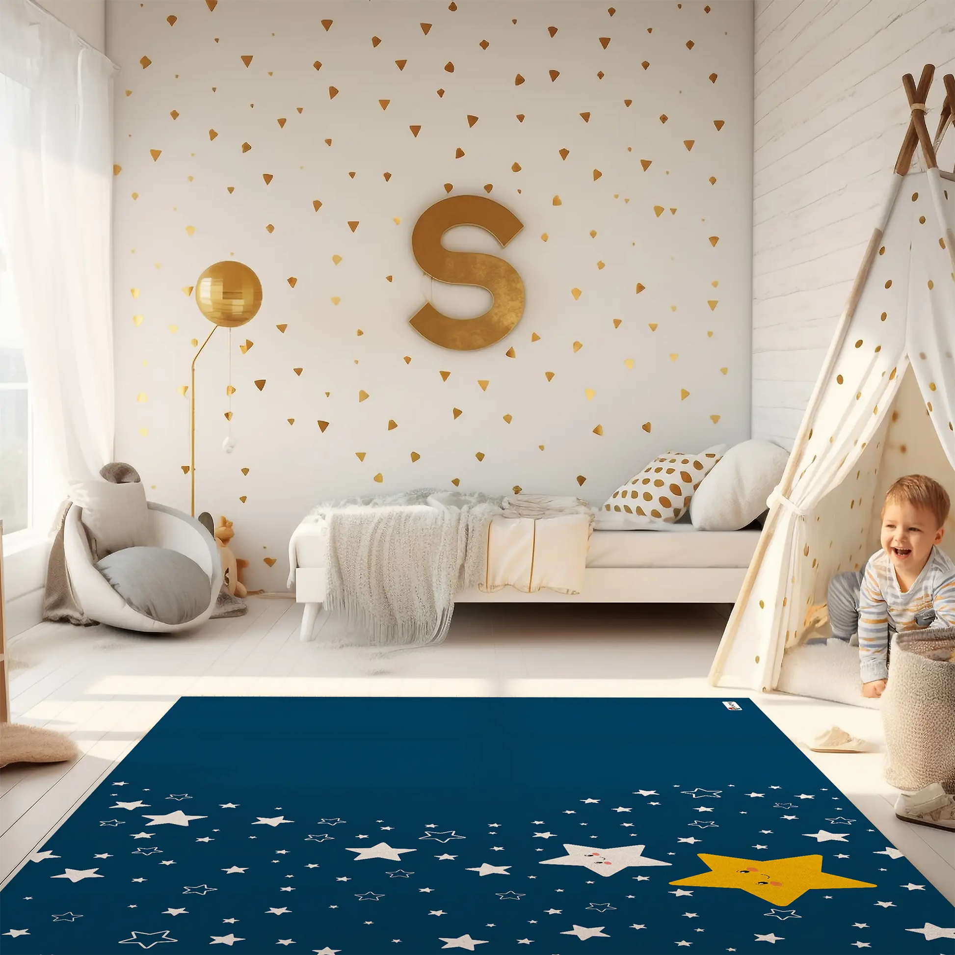 Kinderteppich „Süße Sterne“ von spielzwerg. Ambientebild von einem hellen Kinderzimmer mit weißem Holzboden und weißen Wänden, dekoriert mit goldenen Dreiecken und einem großen goldenen Buchstaben 'S'. Links steht ein gemütlicher Sessel mit Kissen und Decke, daneben eine goldene Stehlampe. In der Mitte liegt der Teppich. Rechts sitzt ein lachender Junge in einem weißen Spielzelt mit goldenen Punkten. Im Hintergrund ein schlichtes Bett mit weißer Decke und goldenen Akzenten. RUG-00158-XL, RUG-00158-L.