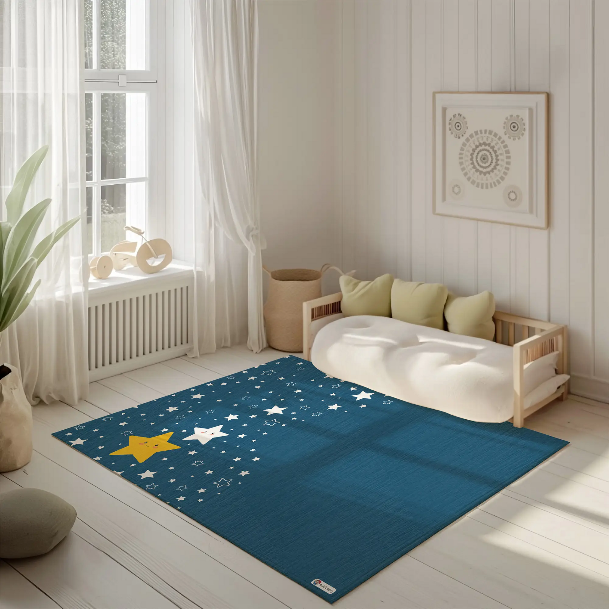 Kinderteppich „Süße Sterne“ von spielzwerg. Ambientebild von einem hellen, freundlichen Kinderzimmer mit weißen Holzwänden und hellem Holzboden. In der Ecke steht ein niedriges Holzbett mit weißen Decken und hellgrünen Kissen. Davor liegt der Teppich. Links steht ein kleines Holzspielzeugrad am Fenster mit weißen Vorhängen. An der Wand hängt ein gerahmtes Bild mit einem dezenten, kreisförmigen Muster. RUG-00158-XL, RUG-00158-L.