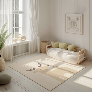 Kinderteppich "Felix" von spielzwerg. Ambientebild von einem hellen, freundlichen Kinderzimmer mit weißen Holzwänden und hellem Holzboden. In der Ecke steht ein niedriges Holzbett mit weißen Decken und hellgrünen Kissen. Davor liegt der Teppich. Links steht ein kleines Holzspielzeugrad am Fenster mit weißen Vorhängen. An der Wand hängt ein gerahmtes Bild mit einem dezenten, kreisförmigen Muster. RUG-00061-XL, RUG-00061-L.