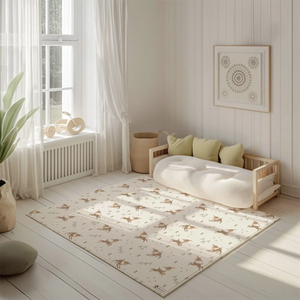 Kinderteppich "Springende Rehe" von spielzwerg. Ambientebild von einem hellen, freundlichen Kinderzimmer mit weißen Holzwänden und hellem Holzboden. In der Ecke steht ein niedriges Holzbett mit weißen Decken und hellgrünen Kissen. Davor liegt der Teppich. Links steht ein kleines Holzspielzeugrad am Fenster mit weißen Vorhängen. An der Wand hängt ein gerahmtes Bild mit einem dezenten, kreisförmigen Muster. RUG-00060-XL, RUG-00060-L.