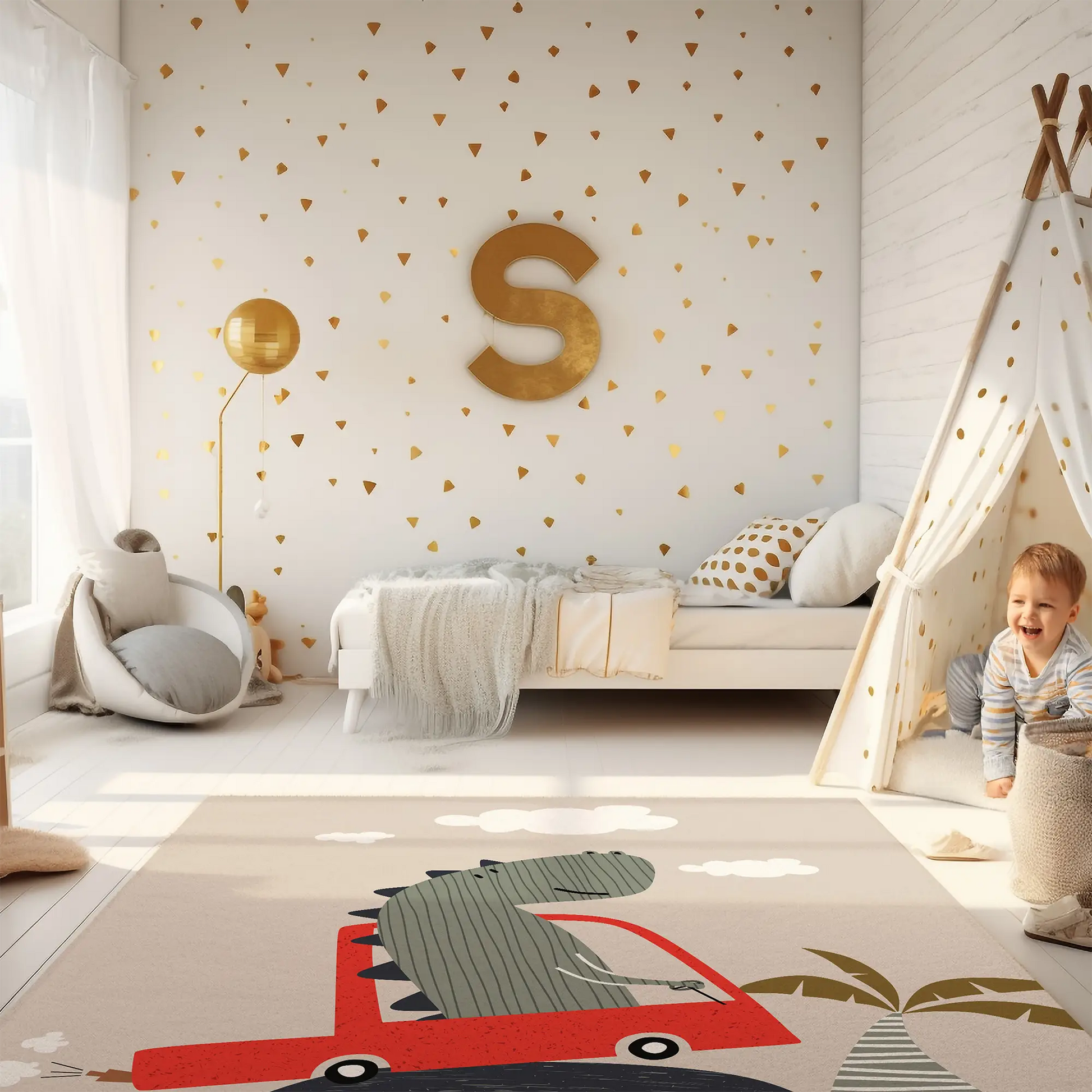 Kinderteppich "Dino im Auto" von spielzwerg. Ambientebild von einem hellen Kinderzimmer mit weißem Holzboden und weißen Wänden, dekoriert mit goldenen Dreiecken und einem großen goldenen Buchstaben 'S'. Links steht ein gemütlicher Sessel mit Kissen und Decke, daneben eine goldene Stehlampe. In der Mitte liegt der Teppich. Rechts sitzt ein lachender Junge in einem weißen Spielzelt mit goldenen Punkten. Im Hintergrund ein schlichtes Bett mit weißer Decke und goldenen Akzenten. RUG-00030-XL, RUG-00030-L.