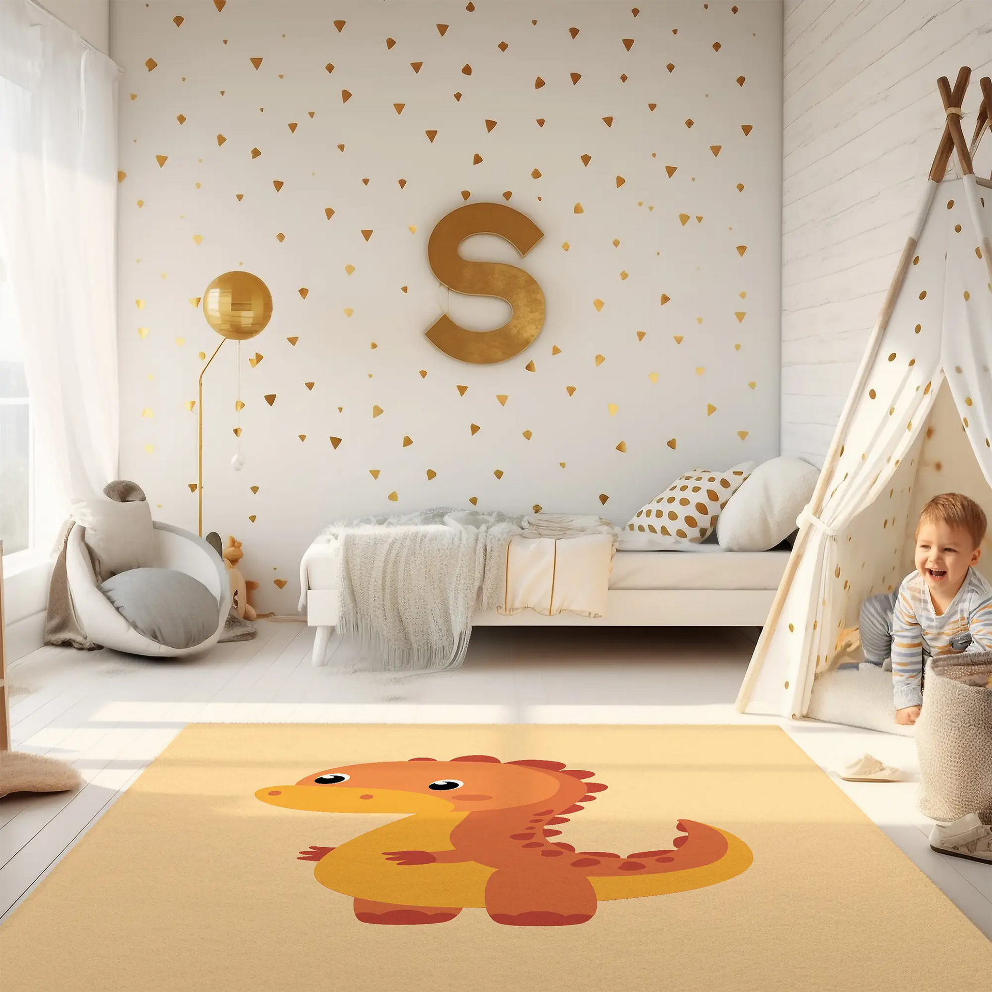 Kinderteppich "Lino Dino" von spielzwerg. Ambientebild von einem hellen Kinderzimmer mit weißem Holzboden und weißen Wänden, dekoriert mit goldenen Dreiecken und einem großen goldenen Buchstaben 'S'. Links steht ein gemütlicher Sessel mit Kissen und Decke, daneben eine goldene Stehlampe. In der Mitte liegt der Teppich. Rechts sitzt ein lachender Junge in einem weißen Spielzelt mit goldenen Punkten. Im Hintergrund ein schlichtes Bett mit weißer Decke und goldenen Akzenten. RUG-00110-XL, RUG-00110-L.