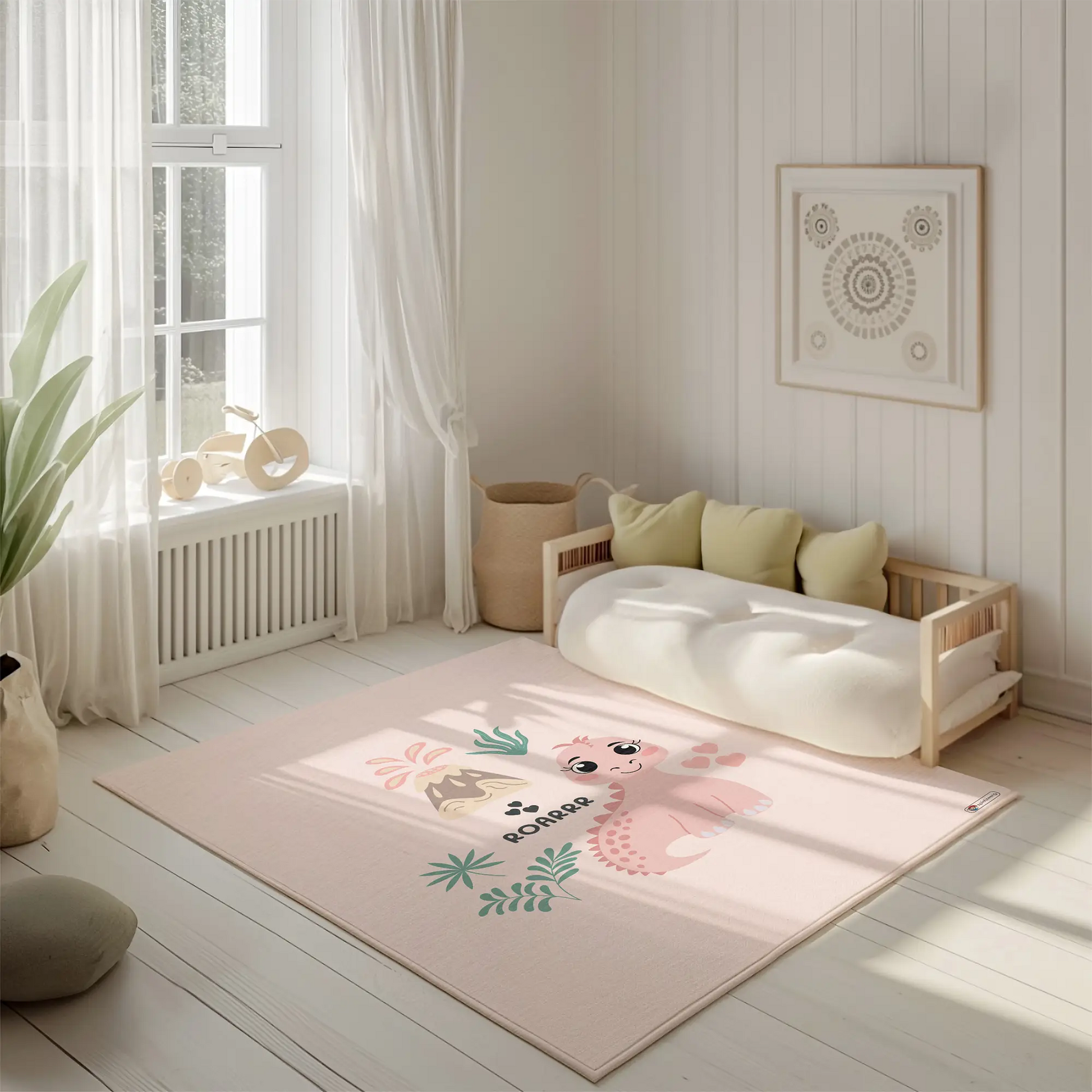 Kinderteppich "Mia Dino" von spielzwerg. Ambientebild von einem hellen, freundlichen Kinderzimmer mit weißen Holzwänden und hellem Holzboden. In der Ecke steht ein niedriges Holzbett mit weißen Decken und hellgrünen Kissen. Davor liegt der Teppich. Links steht ein kleines Holzspielzeugrad am Fenster mit weißen Vorhängen. An der Wand hängt ein gerahmtes Bild mit einem dezenten, kreisförmigen Muster. RUG-00112-XL, RUG-00112-L.