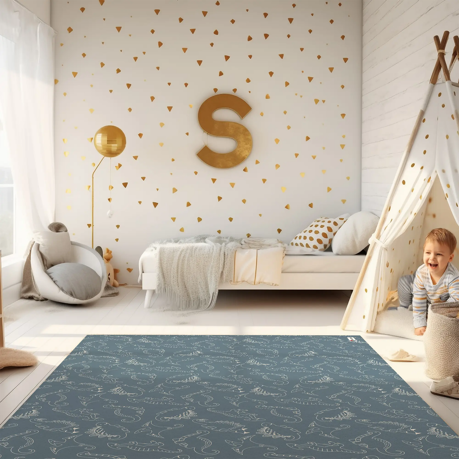 Kinderteppich "Kreidezeit" von spielzwerg. Ambientebild von einem hellen Kinderzimmer mit weißem Holzboden und weißen Wänden, dekoriert mit goldenen Dreiecken und einem großen goldenen Buchstaben 'S'. Links steht ein gemütlicher Sessel mit Kissen und Decke, daneben eine goldene Stehlampe. In der Mitte liegt der Teppich. Rechts sitzt ein lachender Junge in einem weißen Spielzelt mit goldenen Punkten. Im Hintergrund ein schlichtes Bett mit weißer Decke und goldenen Akzenten. RUG-00028-XL, RUG-00028-L.