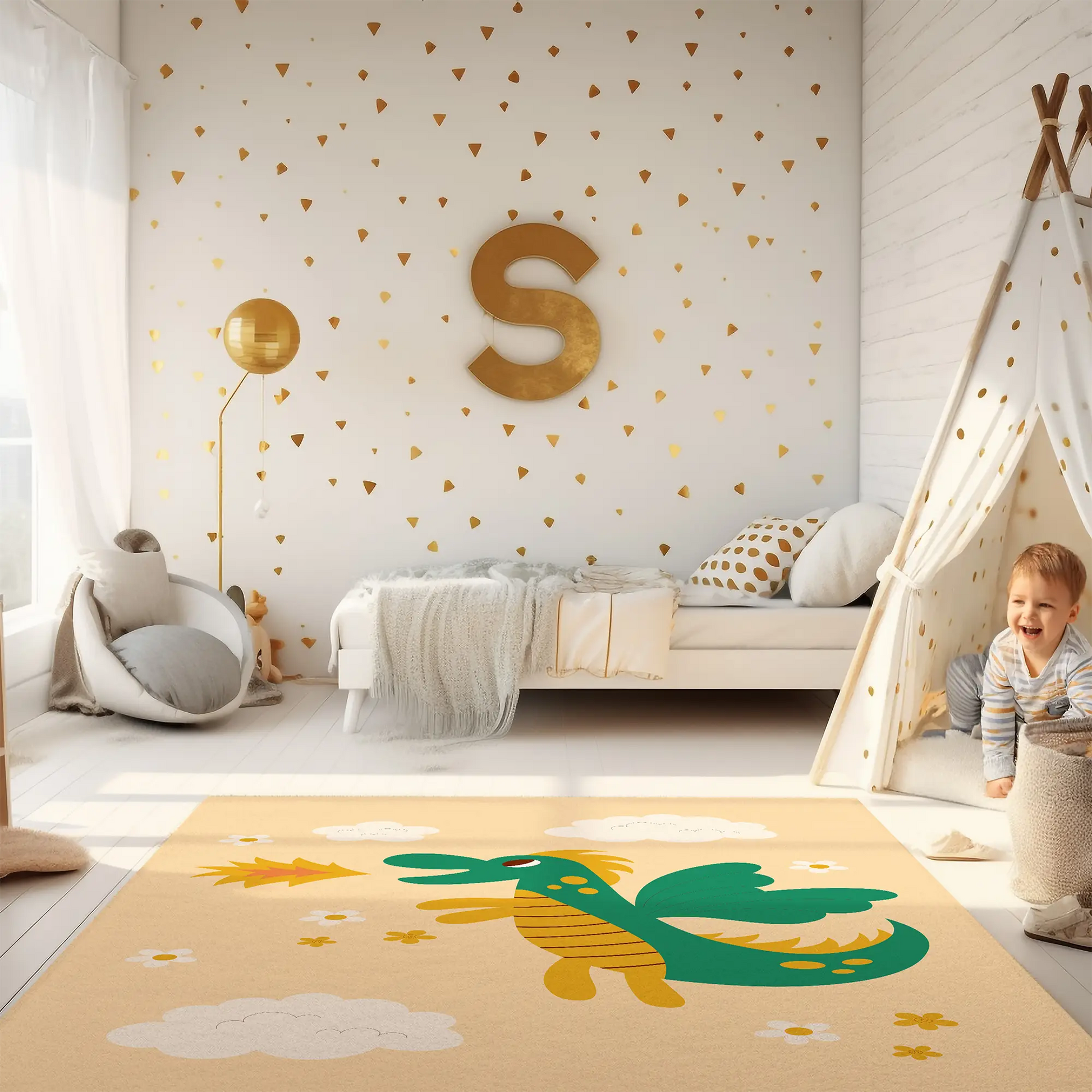 Kinderteppich "Feuerdrache" von spielzwerg. Ambientebild von einem hellen Kinderzimmer mit weißem Holzboden und weißen Wänden, dekoriert mit goldenen Dreiecken und einem großen goldenen Buchstaben 'S'. Links steht ein gemütlicher Sessel mit Kissen und Decke, daneben eine goldene Stehlampe. In der Mitte liegt der Teppich. Rechts sitzt ein lachender Junge in einem weißen Spielzelt mit goldenen Punkten. Im Hintergrund ein schlichtes Bett mit weißer Decke und goldenen Akzenten. RUG-00006-XL, RUG-00006-L.