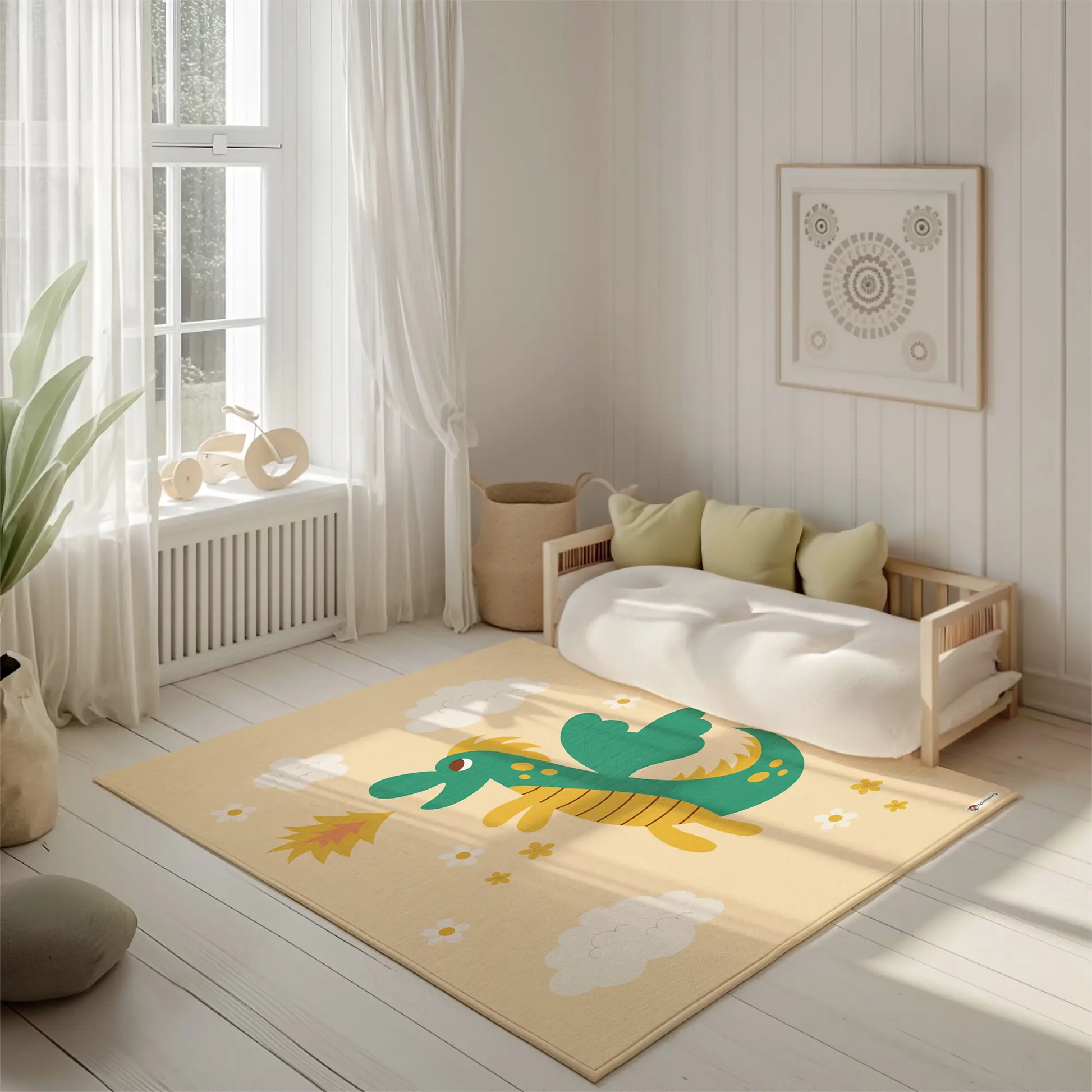 Kinderteppich "Feuerdrache" von spielzwerg. Ambientebild von einem hellen, freundlichen Kinderzimmer mit weißen Holzwänden und hellem Holzboden. In der Ecke steht ein niedriges Holzbett mit weißen Decken und hellgrünen Kissen. Davor liegt der Teppich. Links steht ein kleines Holzspielzeugrad am Fenster mit weißen Vorhängen. An der Wand hängt ein gerahmtes Bild mit einem dezenten, kreisförmigen Muster. RUG-00006-XL, RUG-00006-L.