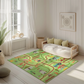 Spielteppich "Marias Farm" von spielzwerg. Ambientebild von einem hellen, freundlichen Kinderzimmer mit weißen Holzwänden und hellem Holzboden. In der Ecke steht ein niedriges Holzbett mit weißen Decken und hellgrünen Kissen. Davor liegt der Teppich. Links steht ein kleines Holzspielzeugrad am Fenster mit weißen Vorhängen. An der Wand hängt ein gerahmtes Bild mit einem dezenten, kreisförmigen Muster. RUG-00091-XL, RUG-00091-L.
