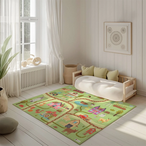 Spielteppich "Ottos Farm" von spielzwerg. Ambientebild von einem hellen, freundlichen Kinderzimmer mit weißen Holzwänden und hellem Holzboden. In der Ecke steht ein niedriges Holzbett mit weißen Decken und hellgrünen Kissen. Davor liegt der Teppich. Links steht ein kleines Holzspielzeugrad am Fenster mit weißen Vorhängen. An der Wand hängt ein gerahmtes Bild mit einem dezenten, kreisförmigen Muster. RUG-00142-XL, RUG-00142-L.