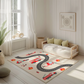 Spielteppich "Feuerwehreinsatz" von spielzwerg. Ambientebild von einem hellen, freundlichen Kinderzimmer mit weißen Holzwänden und hellem Holzboden. In der Ecke steht ein niedriges Holzbett mit weißen Decken und hellgrünen Kissen. Davor liegt der Teppich. Links steht ein kleines Holzspielzeugrad am Fenster mit weißen Vorhängen. An der Wand hängt ein gerahmtes Bild mit einem dezenten, kreisförmigen Muster. RUG-00199-XL, RUG-00199-L.