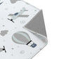 Kinderteppich "Flugverkehr" von spielzwerg. Nahaufnahme umgeklappte Ecke. RUG-00070-XL, RUG-00070-L.