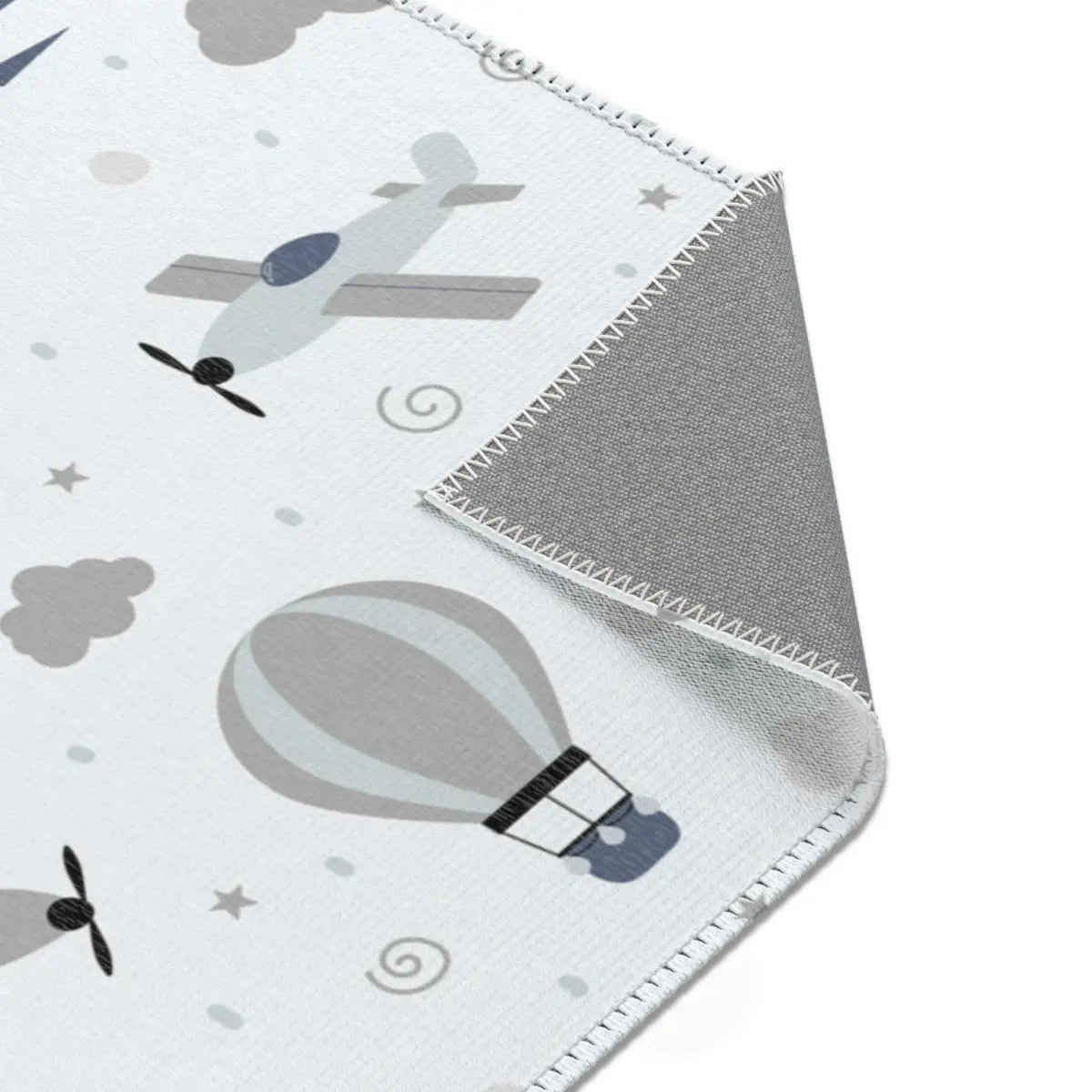 Kinderteppich "Flugverkehr" von spielzwerg. Nahaufnahme umgeklappte Ecke. RUG-00070-XL, RUG-00070-L.
